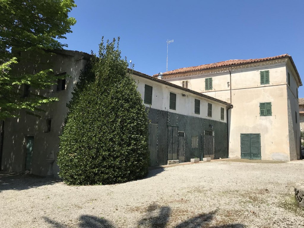 Clădire istorică cu curte la Cingoli (MC) Frazione Villa Strada