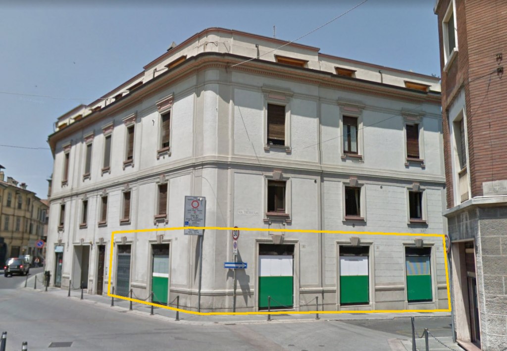 Piacenza'da İki Mahzeli Dükkan - LOT 6