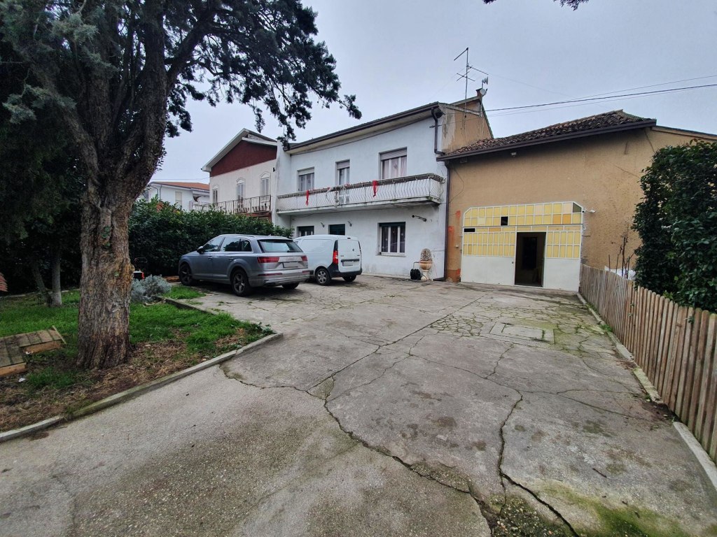 Apartament me depo në San Pietro di Morubio (VR) - PËRQINDJE 1/2 - LOTI 3