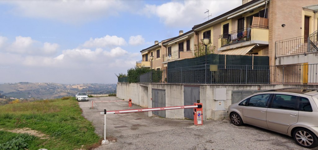 Plaza de aparcamiento descubierta en Macerata - LOTE C8