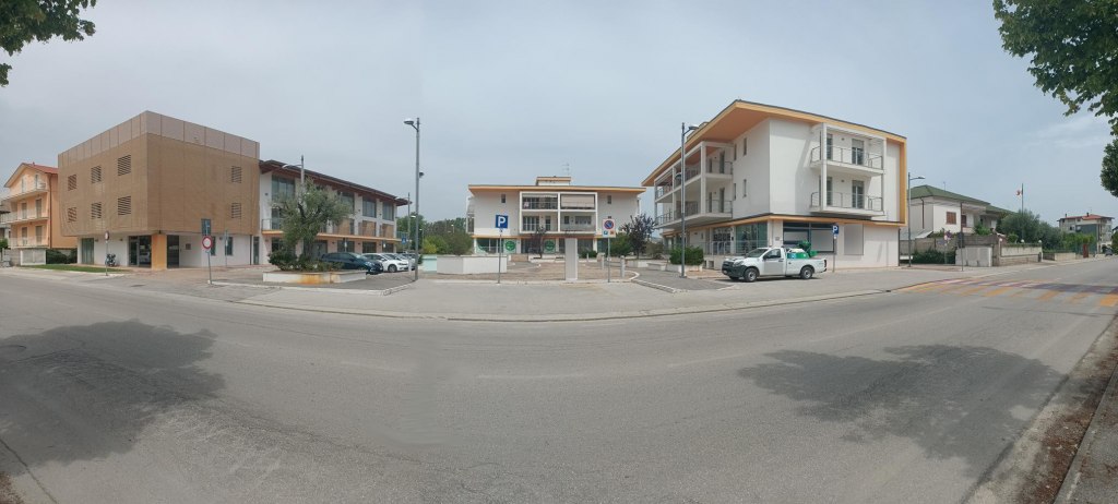 Local comercial com 2 garagens e 2 lugares de estacionamento descobertos em Colonnella (TE) - LOTE 3