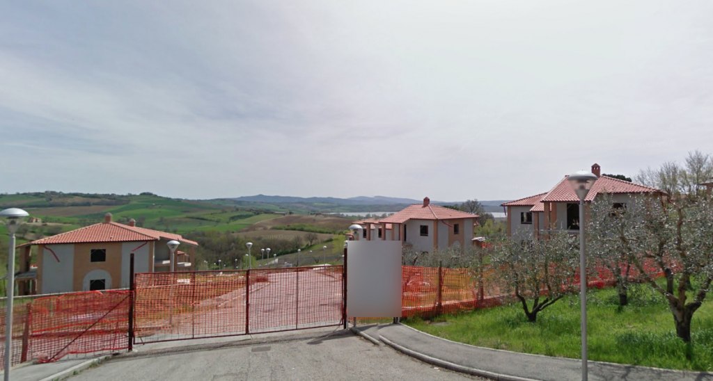 Trzy bliźniacze domy w trakcie budowy w Castiglione del Lago (PG)