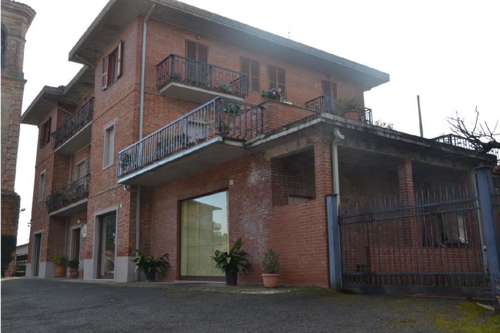 Ndërtesë në tre kate në Perugia - LOTI 1