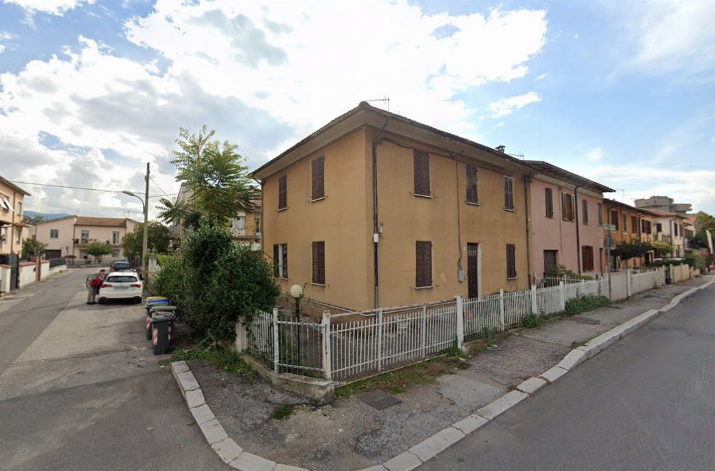 Edificio de tres plantas para uso residencial en Terni