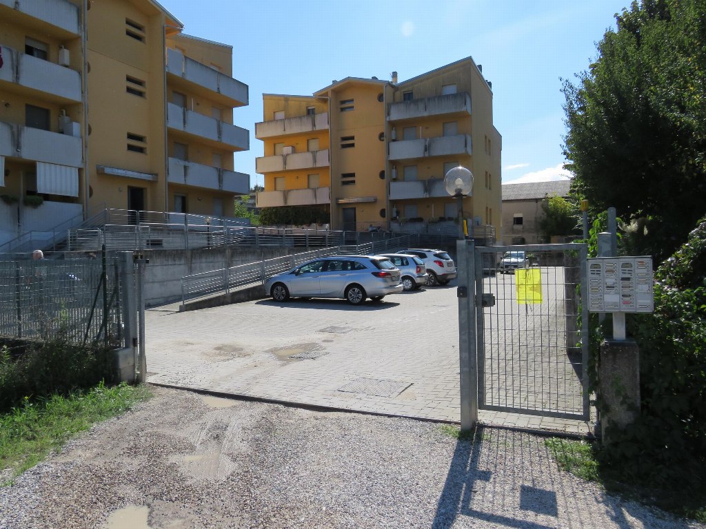 4 plazas de aparcamiento y un garaje en Cerea (VR) - LOTE C2