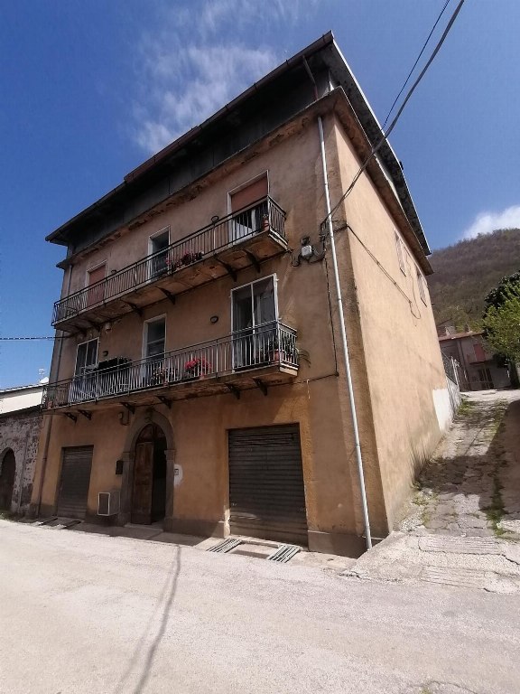 Locale commerciale ed appartamento a Roccamonfina (CE) - LOTTO 1